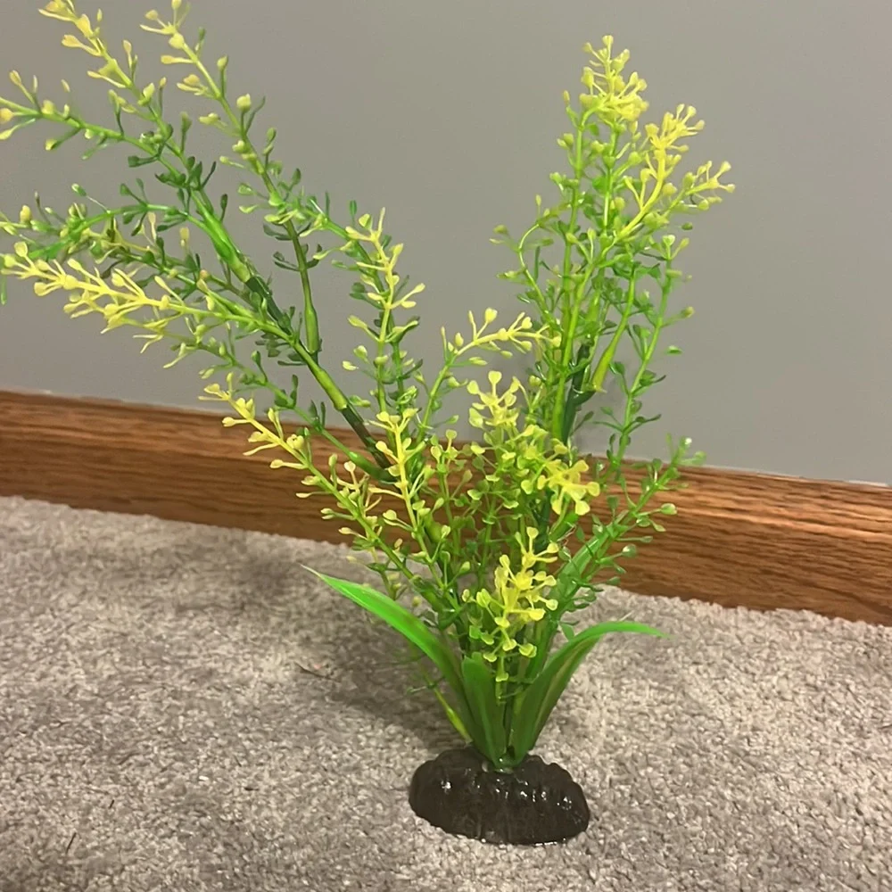 Aquarium plant with fish net